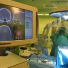 El equipo de neurocirugía del Hospital de León durante una operación en los nuevos quirófanos