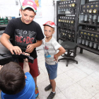 Dos hijos y un sobrino del minero encerrado, Alfredo González, se comunican con él por teléfono.