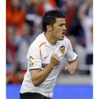 El delantero del Valencia David Villa celebra su gol, que abrió la victoria