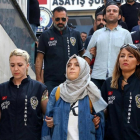 La policía escolta a una periodista detenida ante el juez en Estambul.