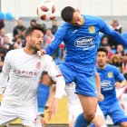 El culturalista Jorge Ortiz pelea por el balón con un rival en un lance del encuentro disputado en el Fernando Torres de Fuenlabrada. JORGE ORTEGA