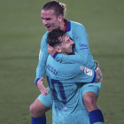 Griezmann y Messi celebran el gol del francés al Villarreal. D. C.