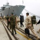 Soldados británicos embarcando en Santander.