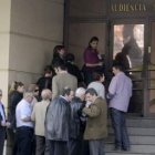 Familiares de las víctimas del Yak-42 aguardan para acceder a la Audiencia en la primera jornada del
