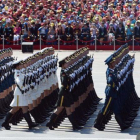 Soldados chinos marchan en una parada militar en la plaza de Tiananmen.