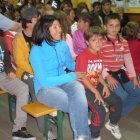 La montañesa Rosa Fernández junto a varios niños y niñas que asistieron a su charla.