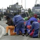 Los trabajadores de Izar durante los enfrentamientos con la policía ayer