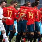 Los jugadores de España celebran uno de los goles en las Islas Feroe.