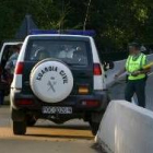 Un agente de la Guardia Civil realizando un control en la carretera