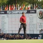 Tiger Woods celebra con rabia su putt en el hoyo 18 de la última vuelta en el PGA