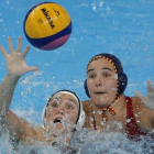 Aria Fischer jugadora de Estados Unidos y Paula Leiton de España de waterpolo en los Campeonatos del mundo en Corea