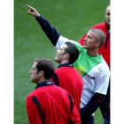 La selección inglesa entrenó ayer sobre el césped del Bernabéu, muy bien conocido por Beckham y Owen