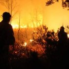 Dos brigadistas, durante una extinción en Santovenia del Monte en el 2008.