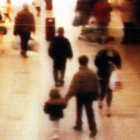 Imagen de vídeo en la que se ve al pequeño James de la mano de uno de sus asesinos, en 1993.