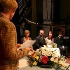 La edil de Cultura casó ayer en el Teatro Villafranquino a la pareja