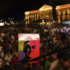 Multitud en San Salvador con un poster serigrafiado con la cara de Óscar Romero