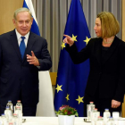 El primer ministro israelí, Netanyahu, y la alta representante de la UE, Mogherini. ERIC VIDAL