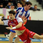 El internacional argentino Gonzalo Carou en una imagen inusual en un jugador de corte defensivo: rea