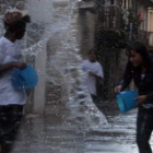 El frío matutino no amedrentó a los más valientes, que se dieron una ducha de agua.