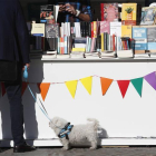 Uno de los expositores de la Feria del Libro en la capital leonesa.