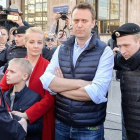 Alexéi Navalni con su mujer Yulia y su hijo Zahar en una protesta el pasado mes de mayo en Moscú.