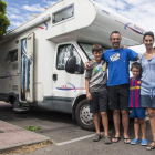 Sebastián y Ainhoa con sus hijos delante de su autocaravana ayer por la mañana en el Área de León. F. Otero Perandones