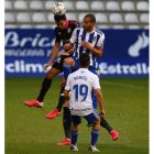 Yuri pelea por un balón con Ramón Folch ante la mirada de Doncel. L. DE LA MATA