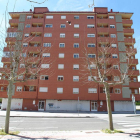 Los locales se encuentras situados en los bajos de un edificio de Eras de Renueva.