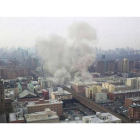 Columna de humo en el lugar del derrumbe del edificio, este miércoles.