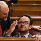 Antonio Pradas, de pie, conversa con el líder del grupo parlamentario del PSOE, Antonio Hernando, en el hemiciclo.