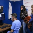 Dos alumnas durante su visita al Hospital Veterinario. DL