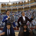 Guillermo Hermoso y Lea Vicens salen juntos a hombros de Las Ventas. J. J. GUILLÉN