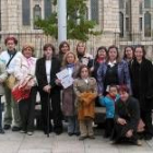 Participantes en el curso y autoridades posaron para una foto de familia
