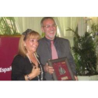 Isabel Carrasco entrega el premio Pulchra Leonina al periodista babiano Manuel Salvador García.