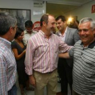 Aníbal Merayo, en el centro, con el histórico Conrado Alonso en la sede de la UGT el día 31.