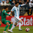 Messi regatea un balón a Bejarano, durante el encuetro de Argentina contra Bolivia, de ayer.