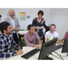 De las Sías, Cruz y Luna, junto a cuatro de los participantes en la Lanzadera de Empleo. L. DE LA MATA