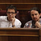 Íñigo Errejón y Pablo Iglesias en sus escaños del Congreso de los Diputados. BALLESTEROS