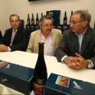 El pintor Carralero, con el enólogo y Ángel Gómez.