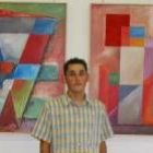 José Ignacio García posa junto a dos de las obras que expone en la Casa Elsa