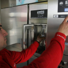Una de las máquinas expendedoras que está instalada en la estación de servicio de la calle La Serna.