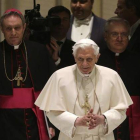 Benedicto XVI llega a la audiencia pública con sus asistentes.