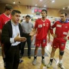 Cadenas con sus jugadores durante el partido que disputó su equipo en la Recopa con el Karvina checo