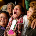 Un grupo de mujeres muestran su alegría por la noticia del acuerdo de paz de Colombia.