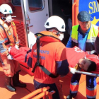 Miembros de Salvamento Marítimo atienden a una de las personas rescatadas en el Estrecho.