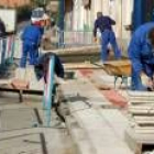 Obreros trabajando en la remodelación de las aceras de la avenida Corpus Christi