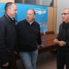 Los concejales Luis Antonio Moreno y Juan Elicio Fierro, con Fernández en medio.