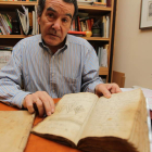 El profesor e investigador Nicolás Miñambres, con una de las pastoradas que recuperó.