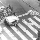 Imagen del atentado sobre el vehículo del comandante Cortizo, en 1995. RAMIRO