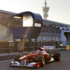 Fernando Alonso sale de boxes durante los entrenamientos de pretemporada de Fórmula 1.